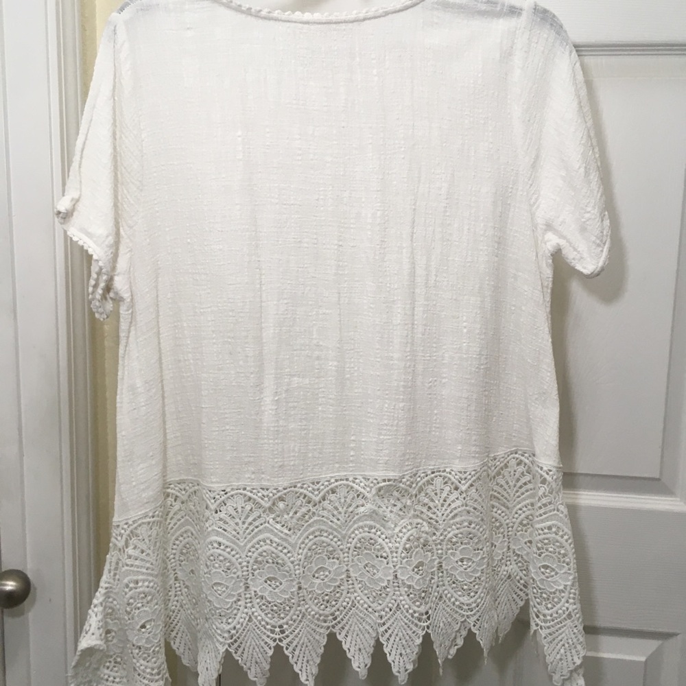 Solitaire white with lace bottom shirt